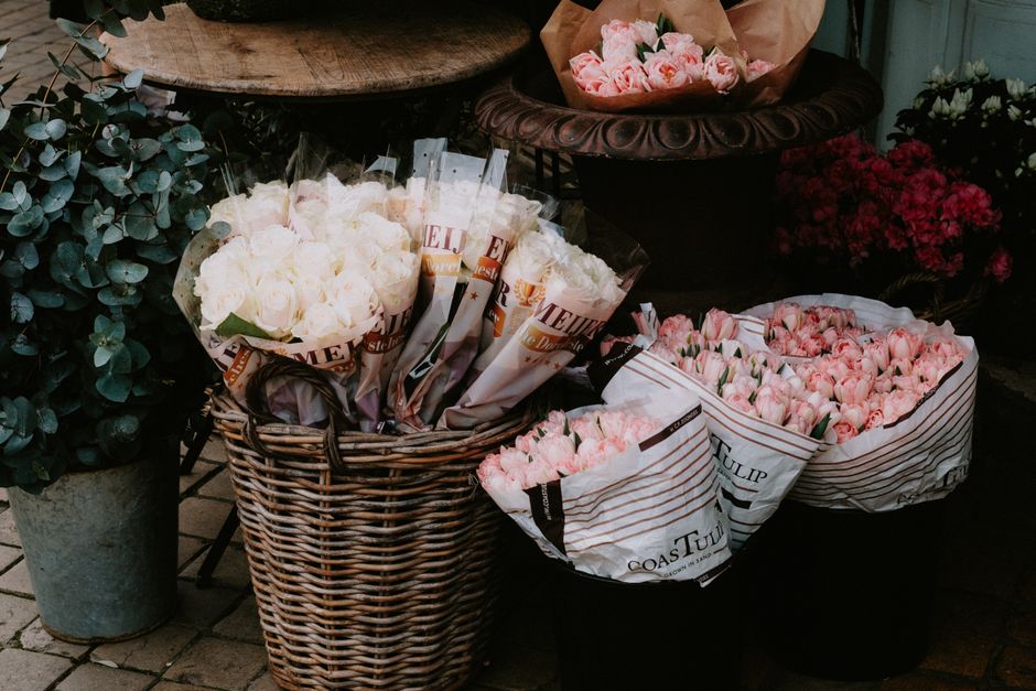 Panier gourmand et bouquet : un duo cadeau qui touche juste