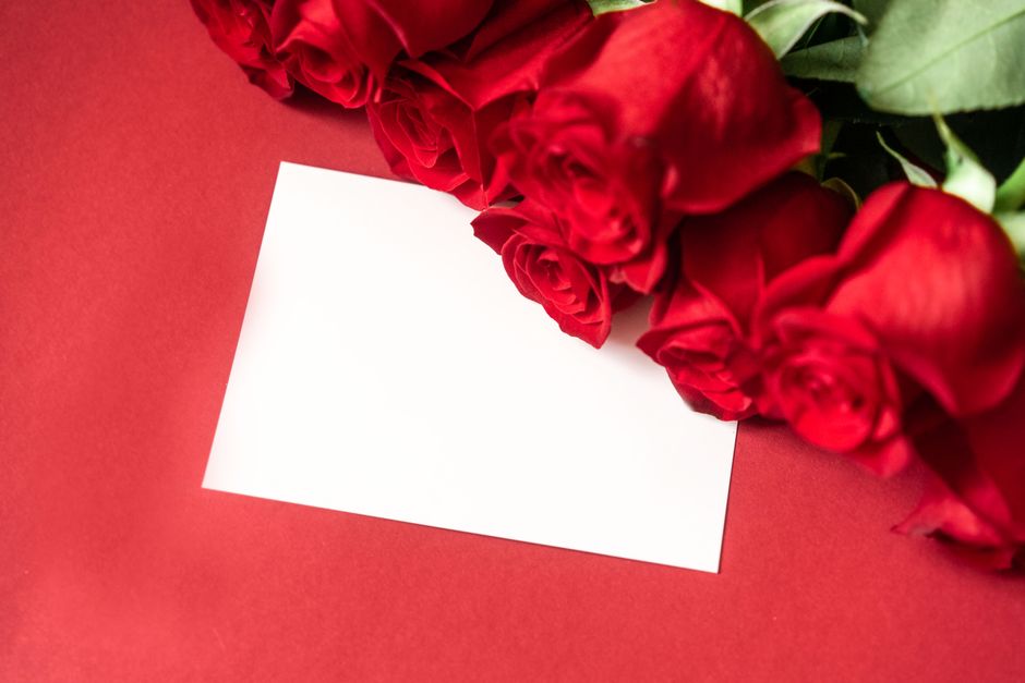 Message à glisser avec des fleurs : exemples courts et sincères