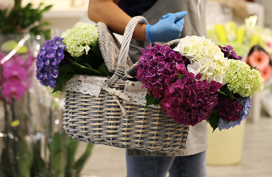 Panier gourmand et bouquet : un duo cadeau qui touche juste